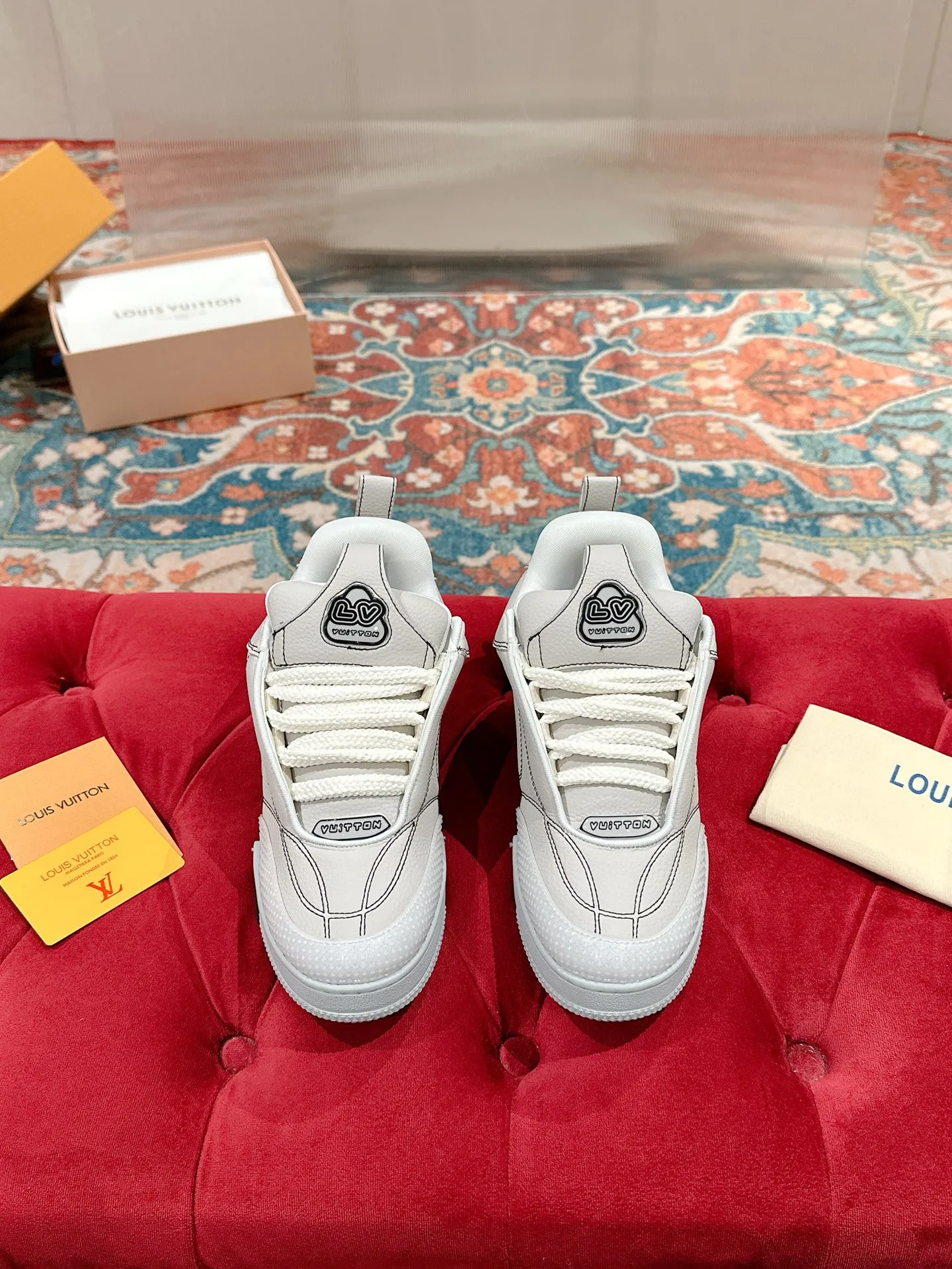 👟👟Ex-factory price 800👟👟 LV donkey brand L SKATE series latest color matching Tariner sneakers four-leaf clover skate shoes couple style retro basketball shoes original purchase development and production This LV Skate sneaker is decorated with colorful details on the grained cow leather shoe body, echoing the leather goods and ready-to-wear series of the season. A gradient Monogram flower blooms on the side of the sneaker. The padded tongue and Mini Monogram fabric-lined collar show the inspiration of skate shoes in the 1990s ▪️Material: original customized first-layer cowhide ▪️Inner lining: imported breathable mesh ▪️Sole: original open-molded non-slip TPU material ▪️Sole thickness: 3.5cm ▪️Size: Female 35-40 Male 39-44 (Female 41, Male 45.46 customized, non-returnable)